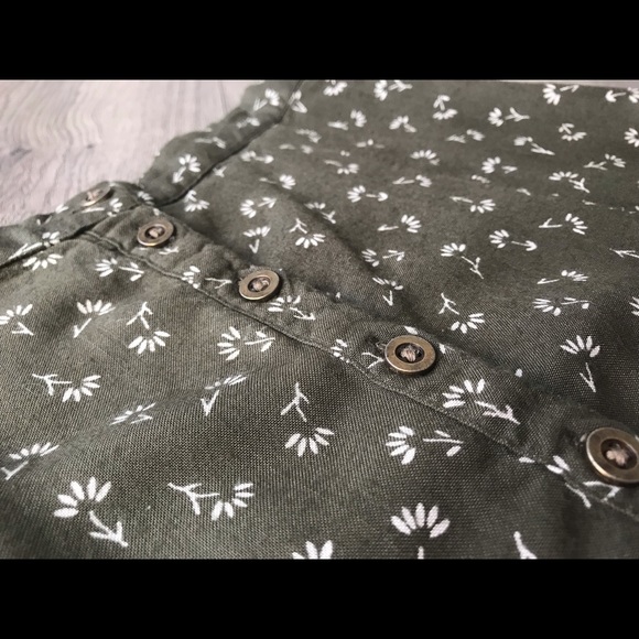 Button-up Scalloped Mini Skirt - Picture 4 of 4